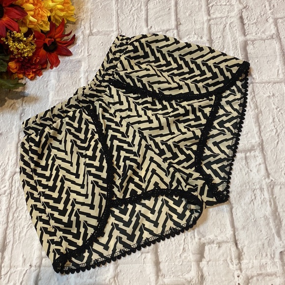 Love Culture Black Chevron Shorts - Picture 2 of 11